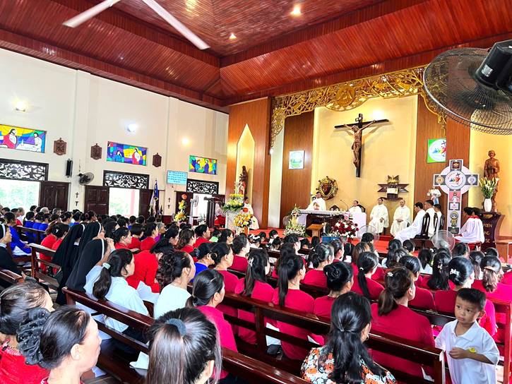 Giáo xứ Bó Tờ: long trọng mừng lễ Thánh Tâm Chúa Giêsu