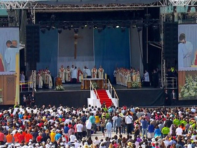 Thánh Lễ Tại Sân Vận Động Commonwealth Ở Edmonton