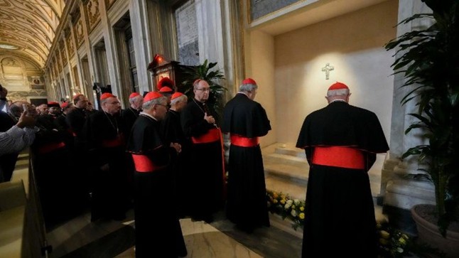 Hồng y đoàn viếng mộ Đức Thánh Cha Phanxicô và nguyện Kinh Chiều