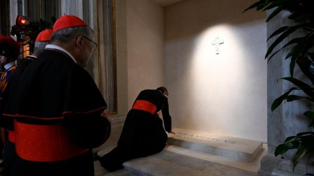 Các Hồng y và các tín hữu cầu nguyện tại mộ Đức cố Giáo hoàng Phanxicô