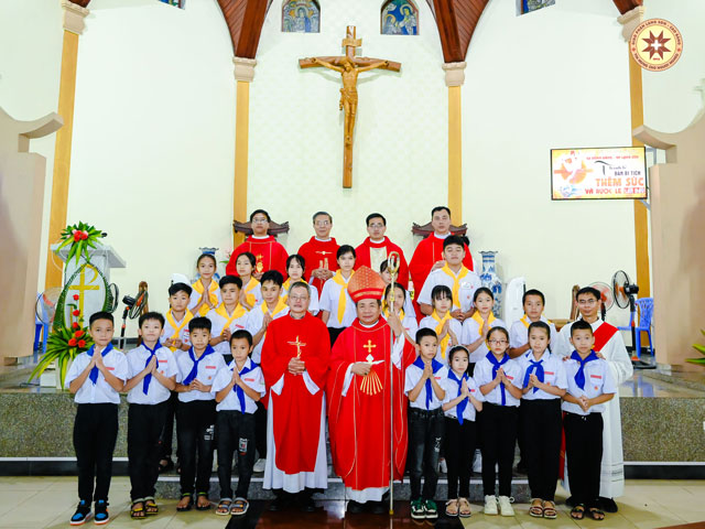 Thánh Lễ Ban Bí Tích Thêm Sức và Rước Lễ Lần Đầu tại Giáo xứ Đồng Đăng