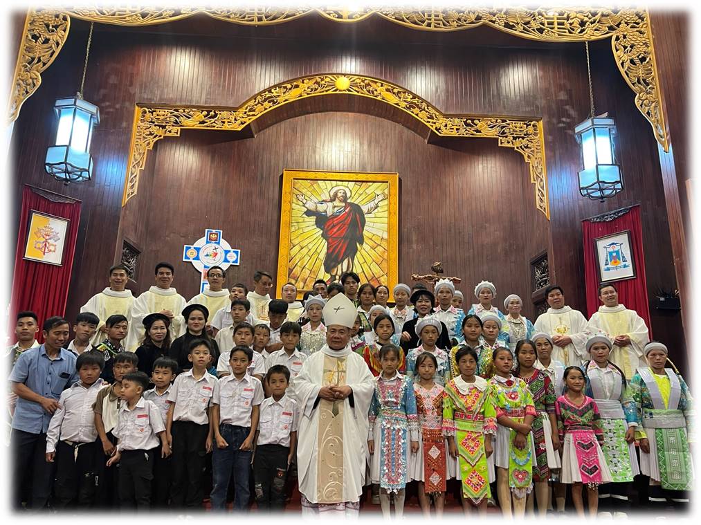 Giáo xứ Cao Bình: Hành hương Năm Thánh và Dâng hoa kính Đức Mẹ