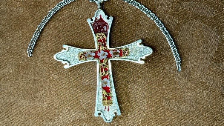 Một Thánh giá đeo trước ngực của Đức Thánh Cha có thánh tích Thánh Lêô Cả