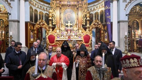 Đức Thánh Cha cầu nguyện tại Nhà thờ Chính tòa Giáo hội Armenia Tông truyền ở Istanbul