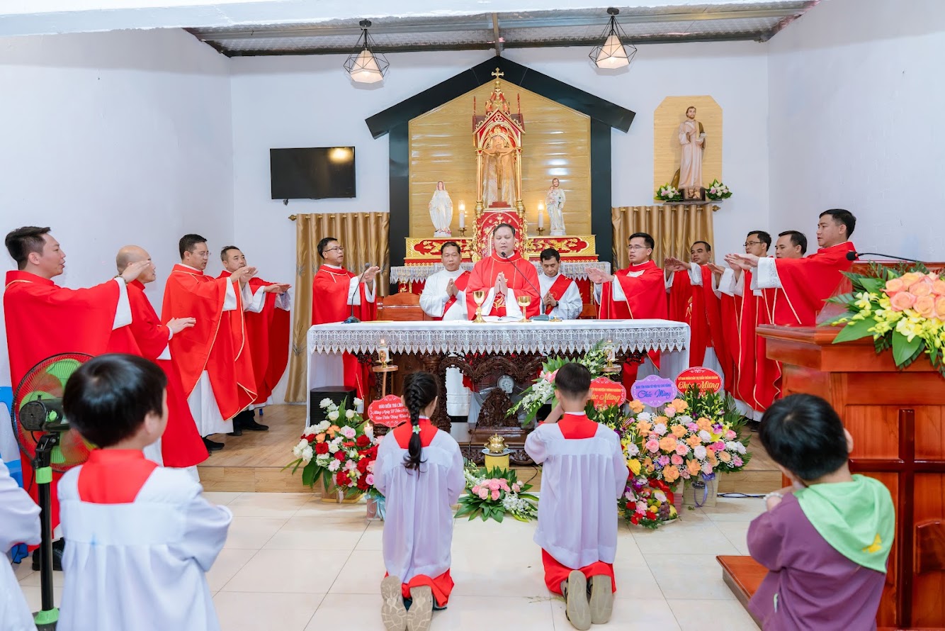 Giáo điểm Trùng Khánh: Mừng lễ thánh Luca-quan thầy