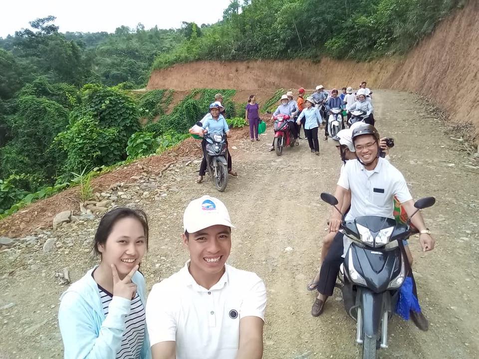 Dòng Trinh Vương Bùi Chu thăm dân nghèo vùng sơn cuớc
