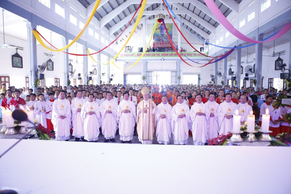 Đức Thánh Cha Phanxicô dâng lễ với các tân Hồng Y và tân Tổng Giám Mục chính tòa