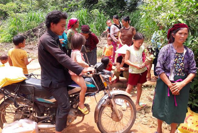 Dòng Mân Côi Bùi Chu đến với bản Lùng Tám thuộc Giáo hạt Hà Giang.