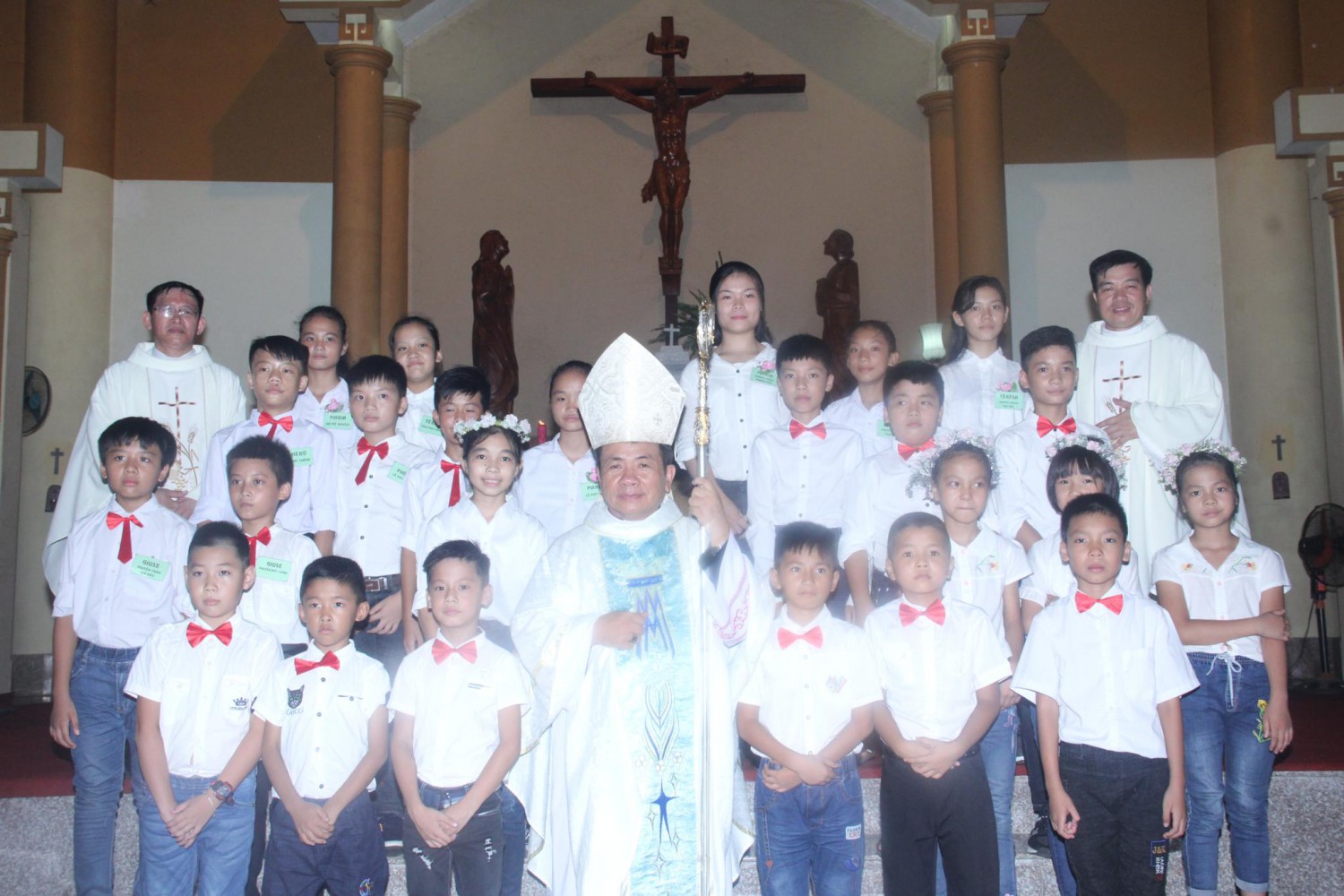 Thánh lễ ban Bí tích Thêm Sức tại Giáo xứ Thất Khê.