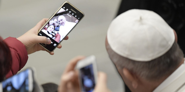 Dính vào selfie, người trẻ không còn biết bắt tay chào hỏi