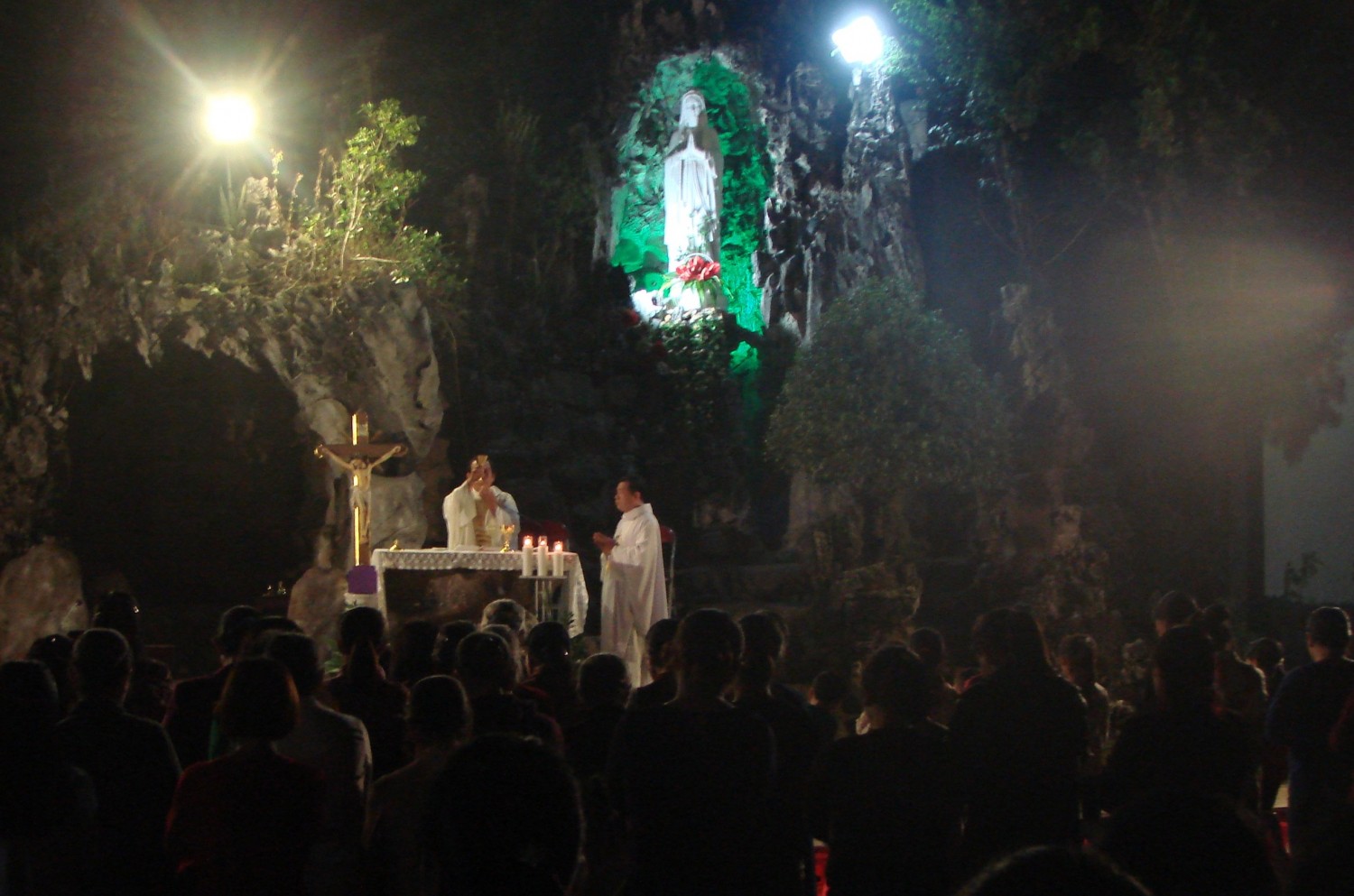 Lòng Sùng Kính Đức Mẹ Trong Tháng Mân Côi Tại Giáo Xứ Mỹ Sơn