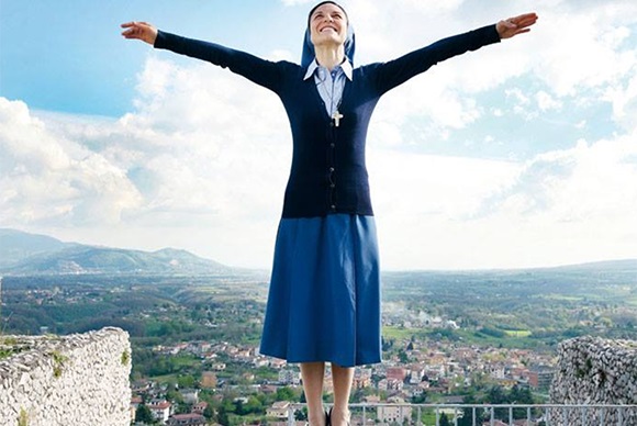 Anna, từ vũ nữ khỏa thân đến nữ tu