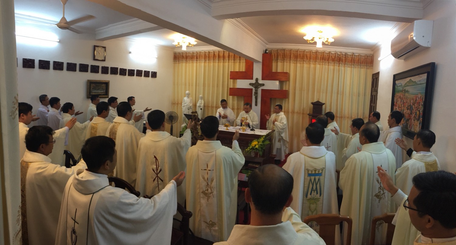 Cử hành các Bí tích với tâm tình yêu mến và cung cách trang trọng.