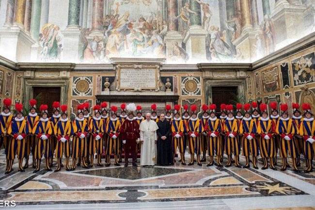 Đội Vệ binh Thụy sĩ chúc mừng Giáng Sinh Đức Thánh Cha Phanxicô và mọi người