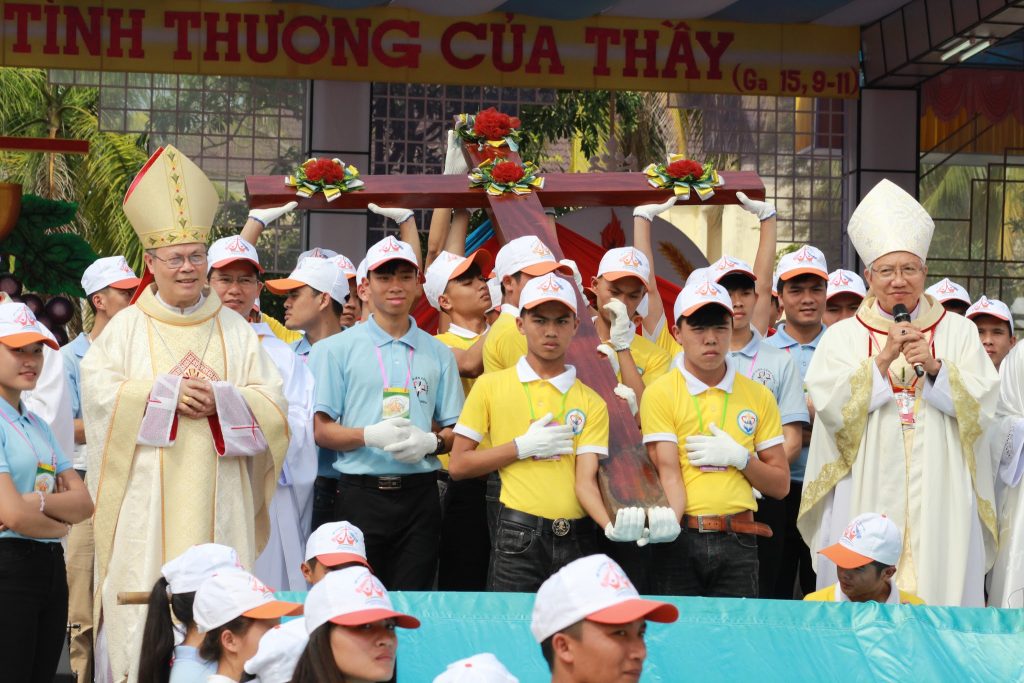 Người trẻ và Cha xứ