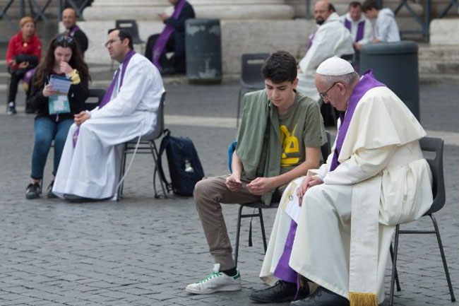 Lần đầu tiên ĐTC Phanxicô giải tội cho các tù nhân trẻ trong kỳ ĐHGT