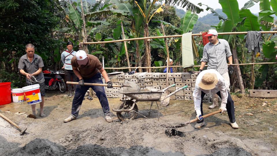 Giáo xứ Ngạn Sơn đổ nền bê tông cho gia đình nghèo