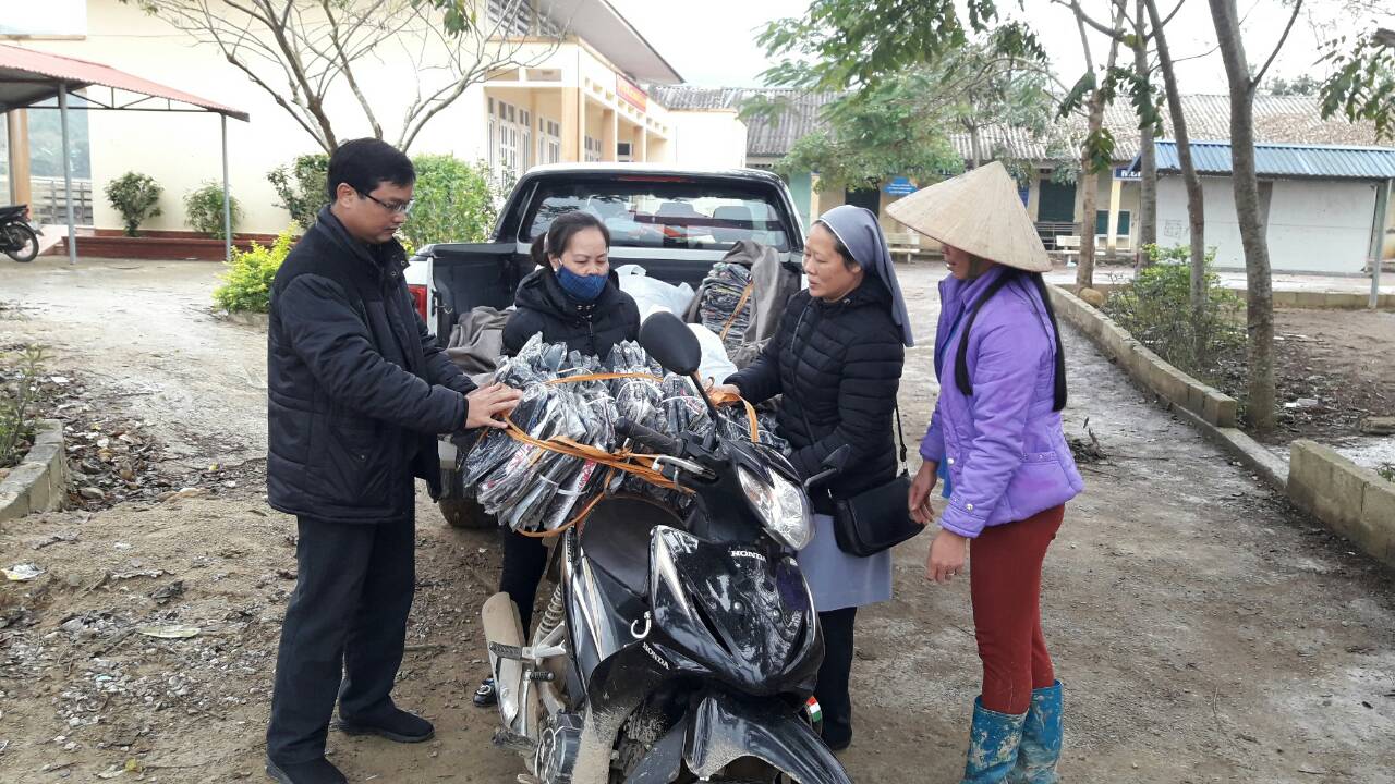 Caritas Giáo phận tặng quà cho học sinh nghèo tại Văn Quan