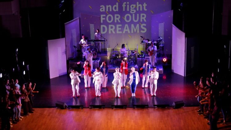 Các Nữ tu Thợ Nhà Thánh Nazarét truyền giảng Tin mừng bằng nhạc kịch