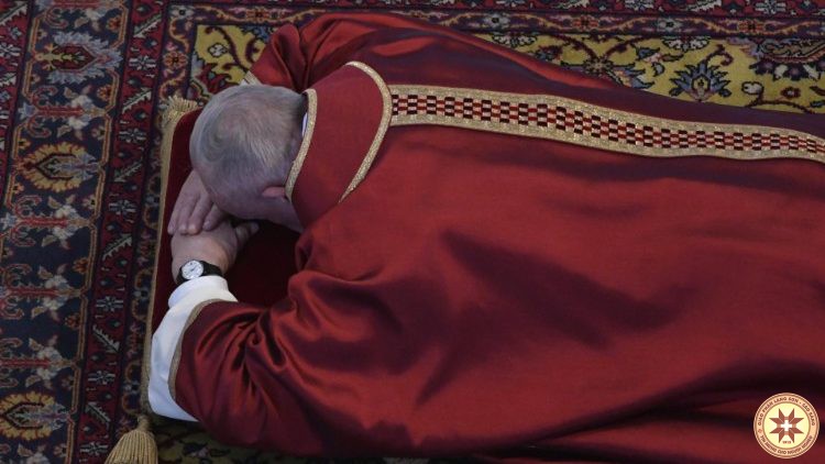 Đức Thánh Cha chủ sự lễ tưởng niệm cuộc khổ nạn của Chúa Kitô