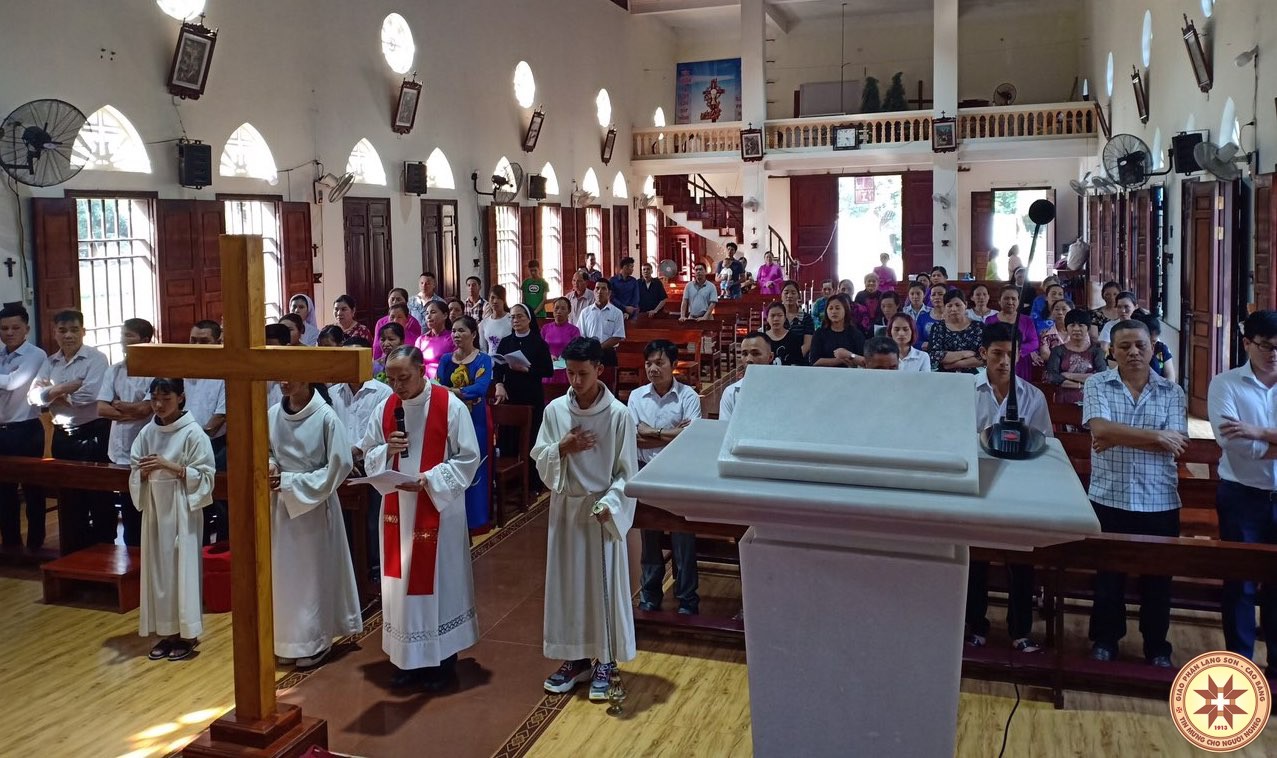 Cử hành nghi thức Thứ Sáu Tuần Thánh tại Giáo xứ Tà Lùng