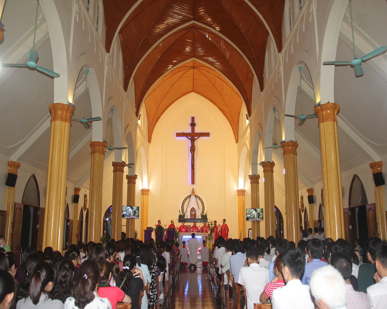 Giáo xứ Thánh Tâm cử hành Chúa nhật Lễ Lá do Đức cha Giáo phận chủ sự.