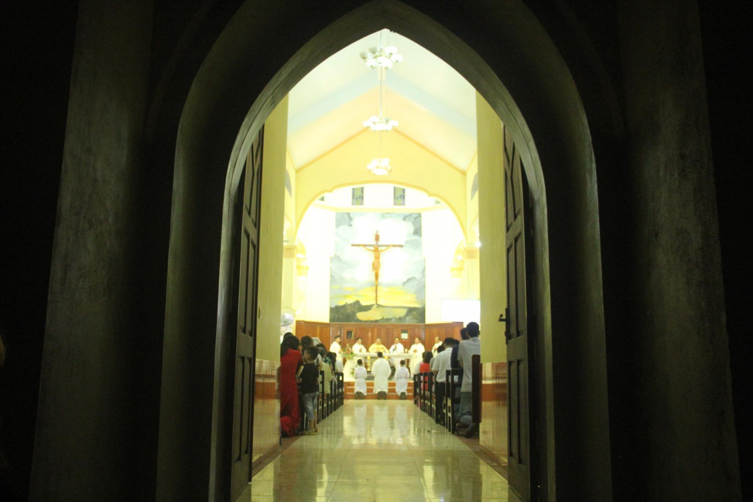 Đức cha Giuse cử hành Thánh lễ Tiệc ly tại Giáo xứ Lộc Bình.