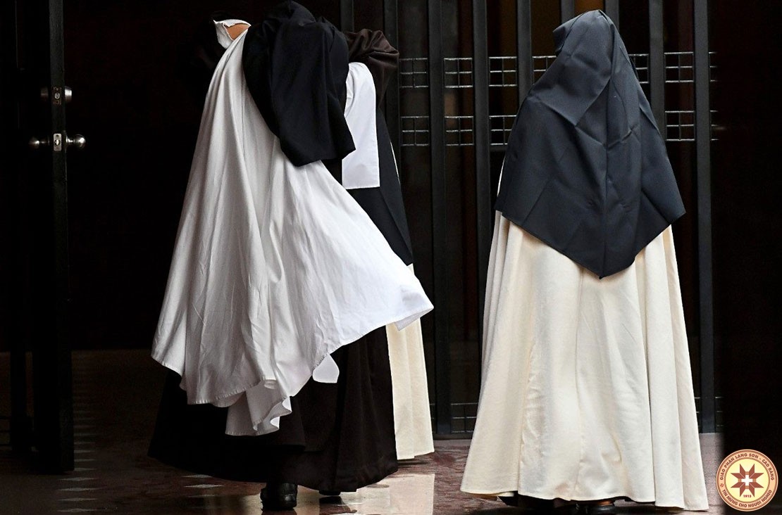 Các nữ tu dòng kín thời Internet