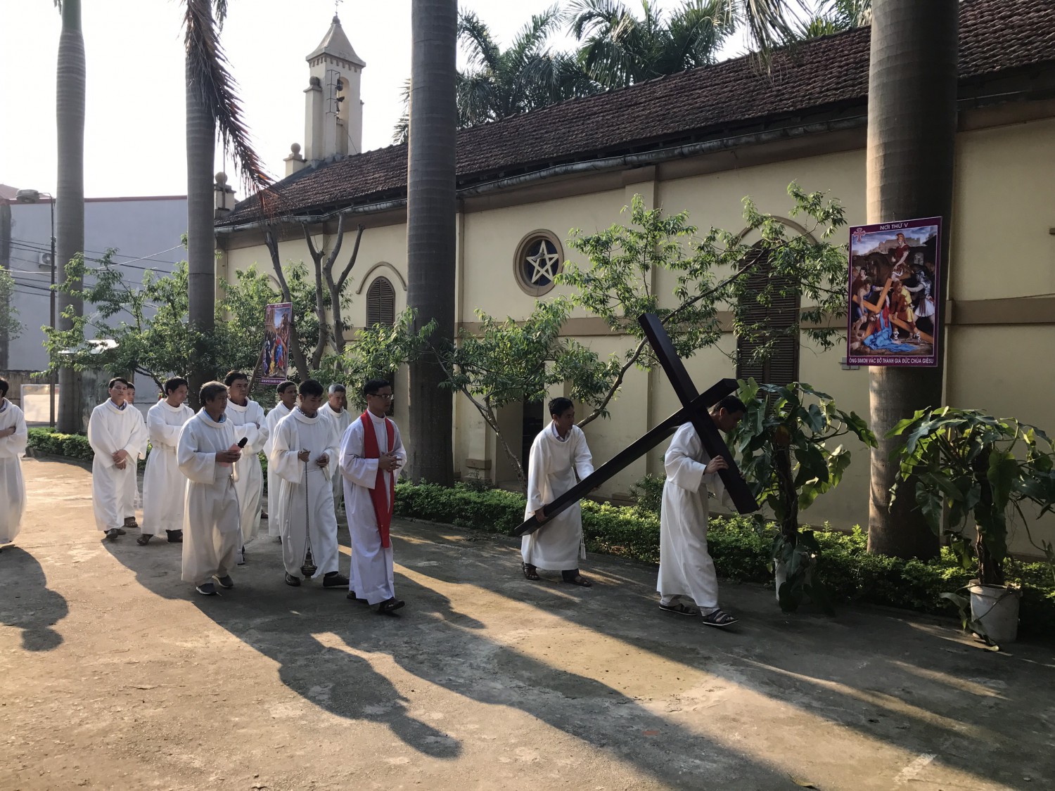 Giáo xứ Ngạn Sơn  đi Chặng đàng Thánh Giá thứ Sáu Tuần Thánh