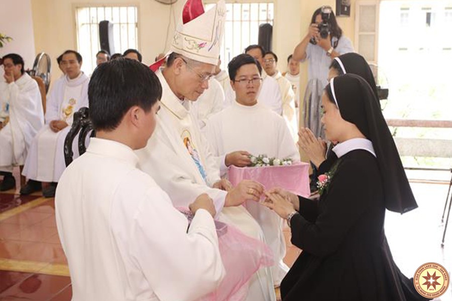 Chiếc "nhẫn cưới" của người nữ tu