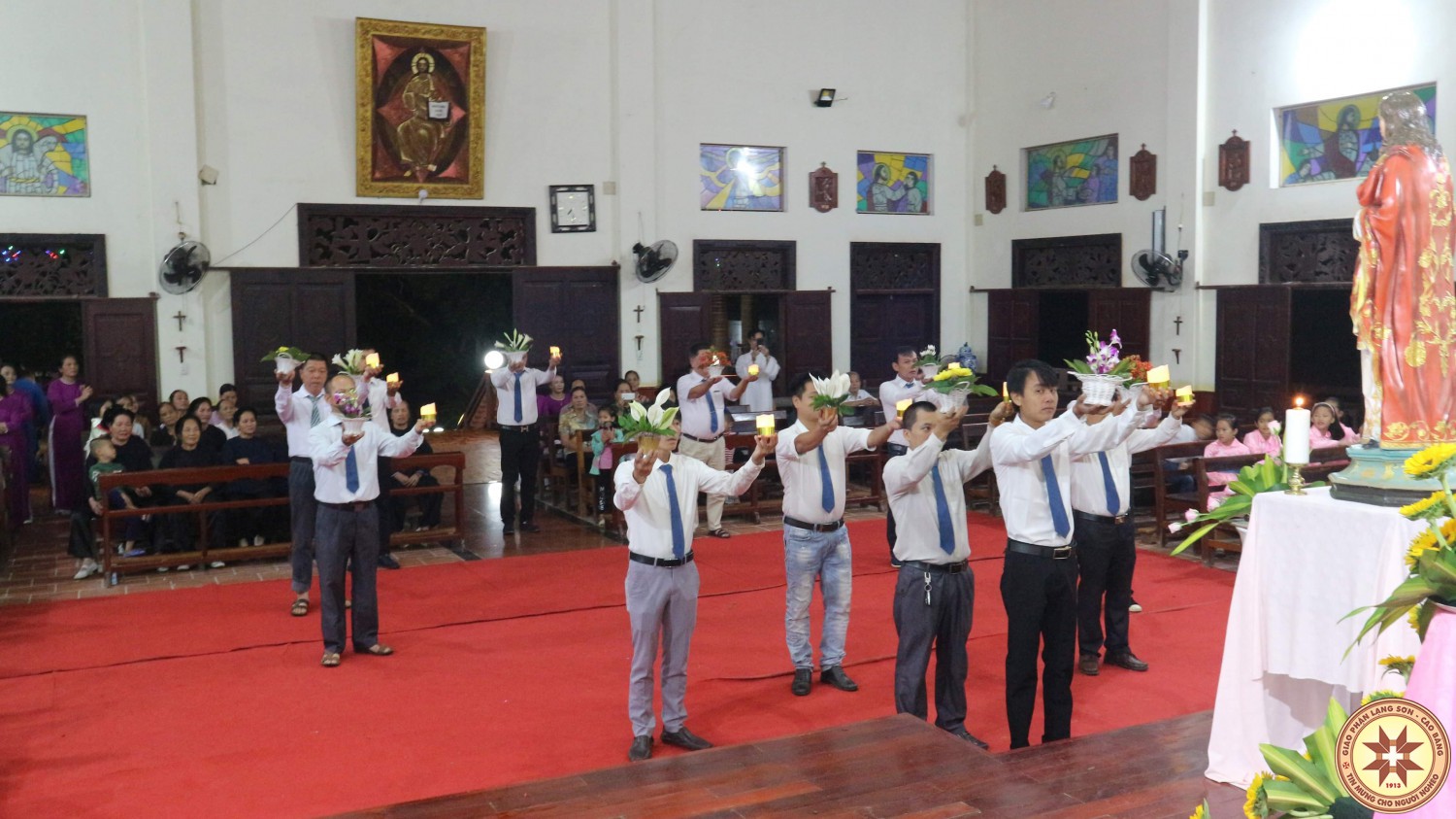 Giáo xứ Bó Tờ dâng hoa kính Thánh Tâm Chúa Giêsu.