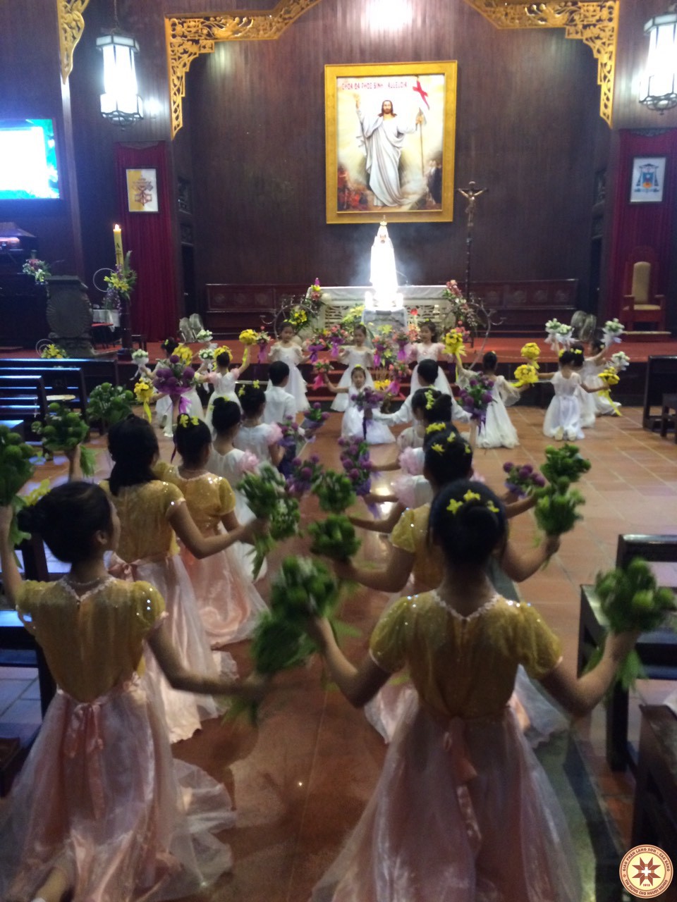 Giáo xứ Chính Toà Cửa Nam dâng hoa kính Đức Mẹ.