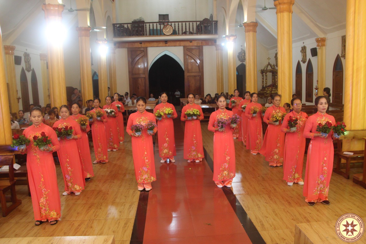 Giáo xứ Thánh Tâm dâng hoa kính Đức Mẹ