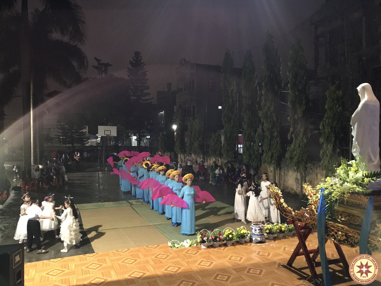 Giáo xứ Ngạn Sơn dâng hoa và rước kiệu tôn vinh Đức Mẹ