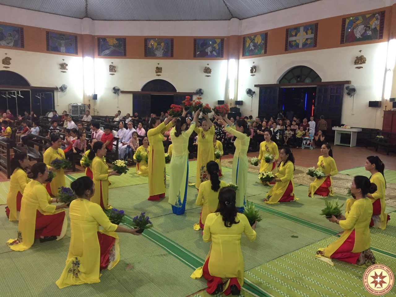 Giáo xứ Thất Khê dâng hoa kính Đức Mẹ