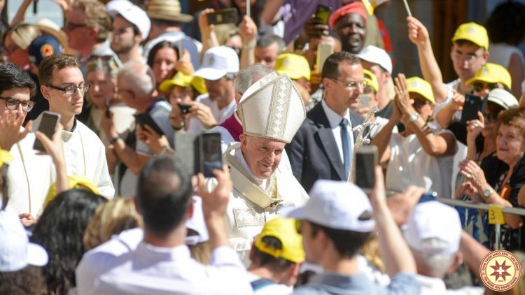 Những ai đến gần Thiên Chúa không quỵ ngã nhưng tiếp tục bước đi