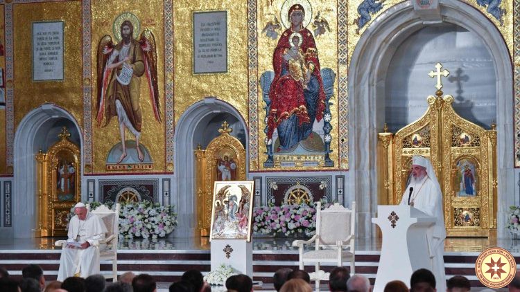 Đức Thánh Cha và các vị lãnh đạo Chính Thống Rumani cầu nguyện chung