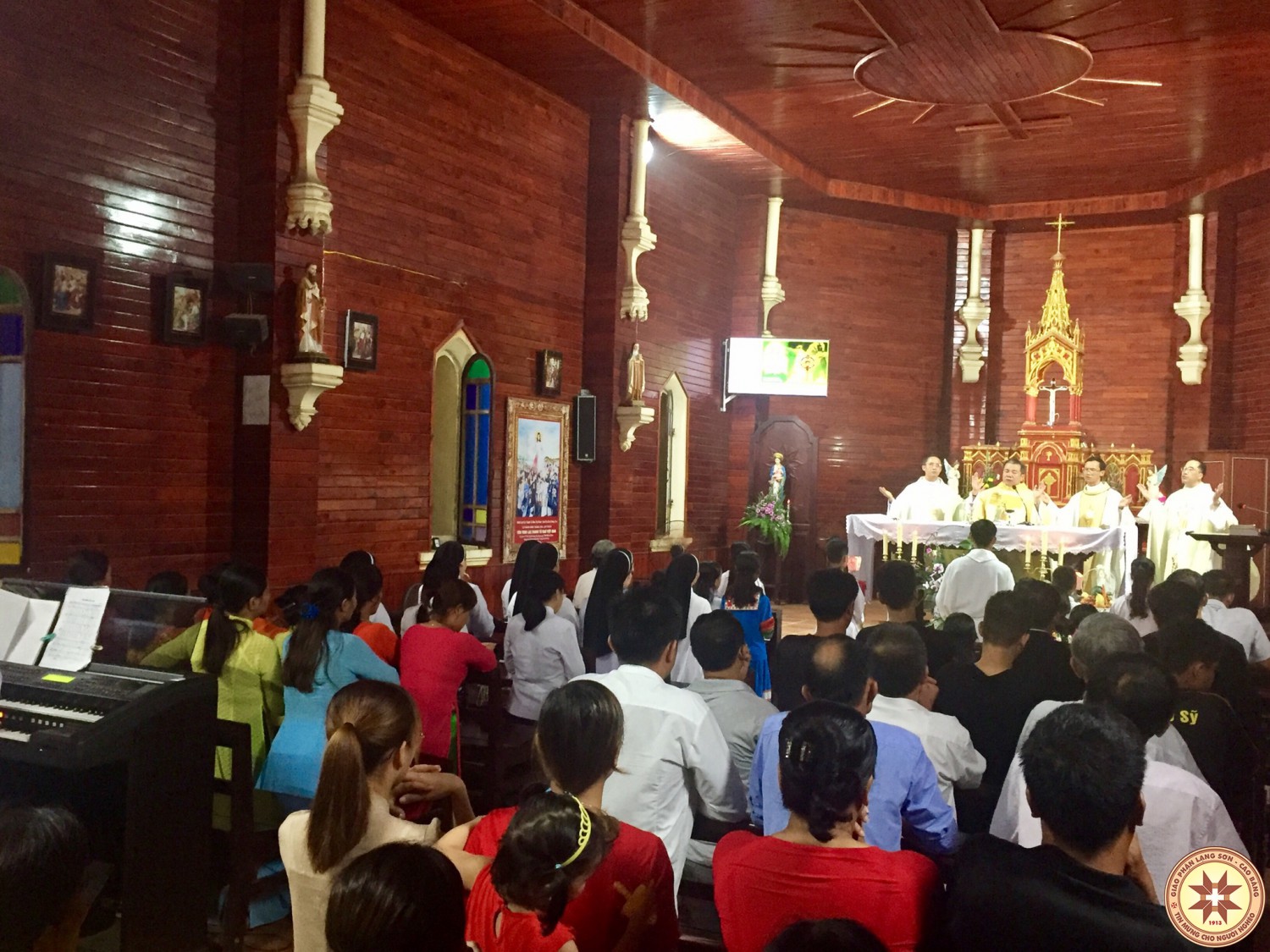 Giáo xứ Bản Lìm mừng lễ Mình Máu Thánh Chúa