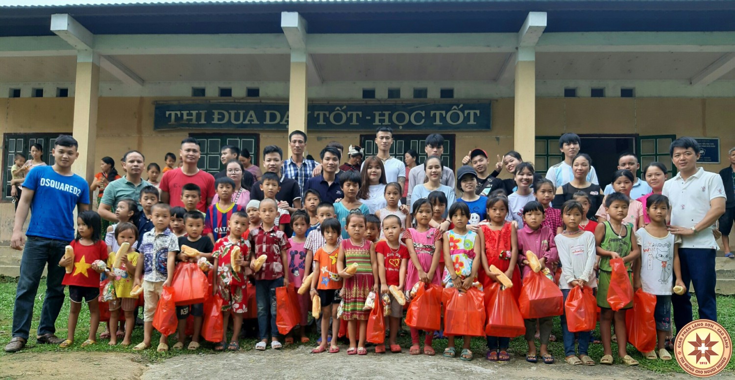 Giáo xứ Thánh Tâm giúp đỡ các học sinh nghèo.