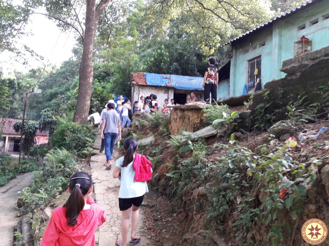 Thiếu nhi giáo xứ Chính Toà đến với những người nghèo.