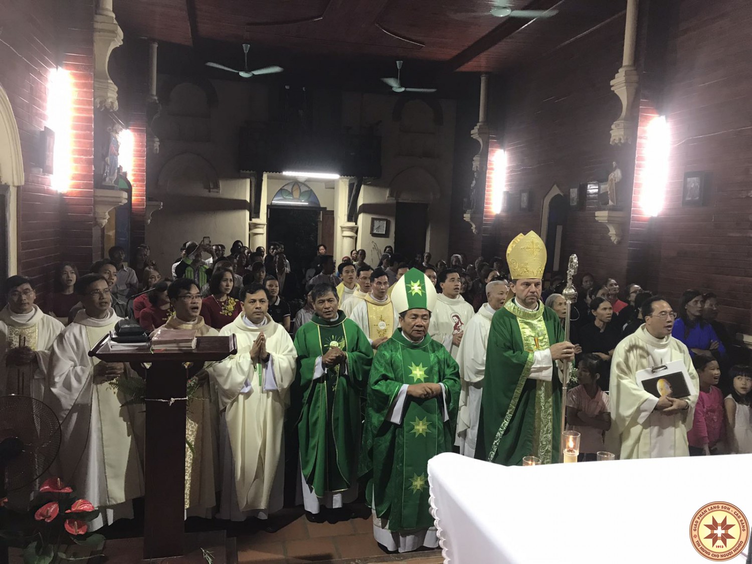 Đức TGM.Marek Zalewski thăm và cử hành Thánh lễ tại Giáo xứ Bản Lìm