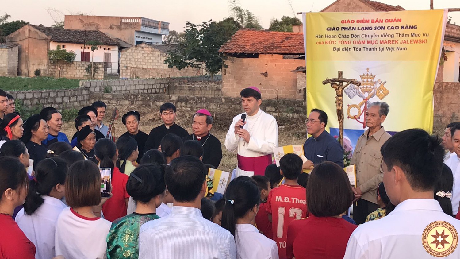 Cuộc viếng thăm đầy ý nghĩa và cảm động của ĐTGM. Đại diện Tòa Thánh tới Bản Quấn