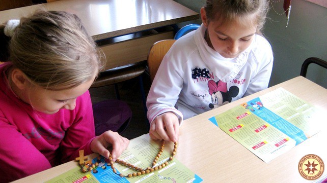 Thiếu nhi trên toàn thế giới lần chuỗi Mân Côi cầu nguyện cho hoà bình