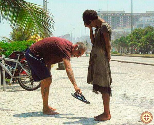 5 câu Kinh Thánh nói về ích lợi của việc bố thí cho người nghèo