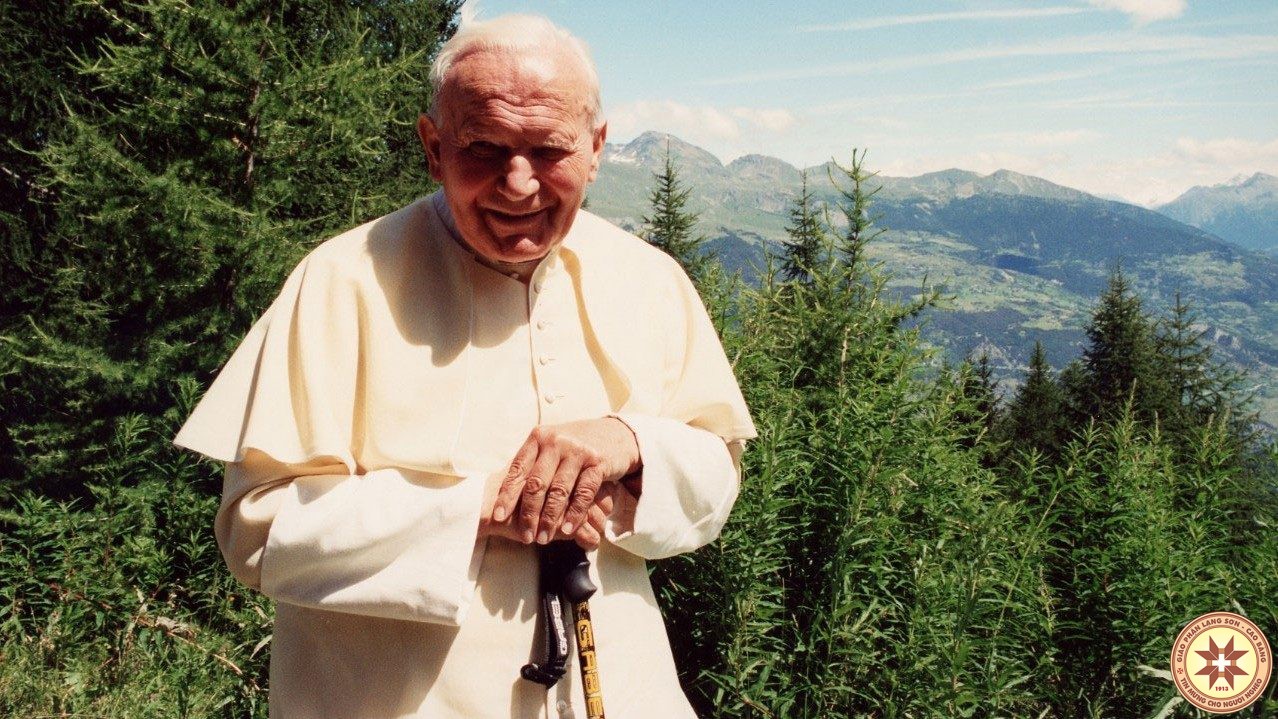 Đức Thánh Cha Phanxicô xin thánh Gioan Phaolô II cầu nguyện cho hòa bình thế giới