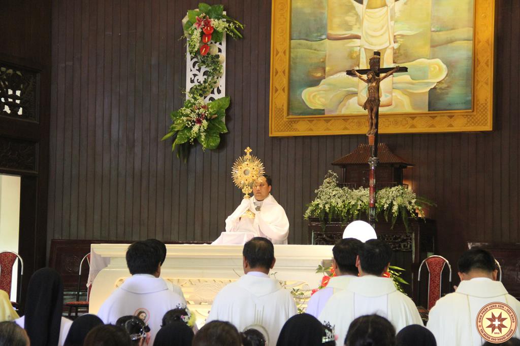 Cung nghinh và đặt Mình Thánh Chúa tại Nhà nguyện  Thánh Thể