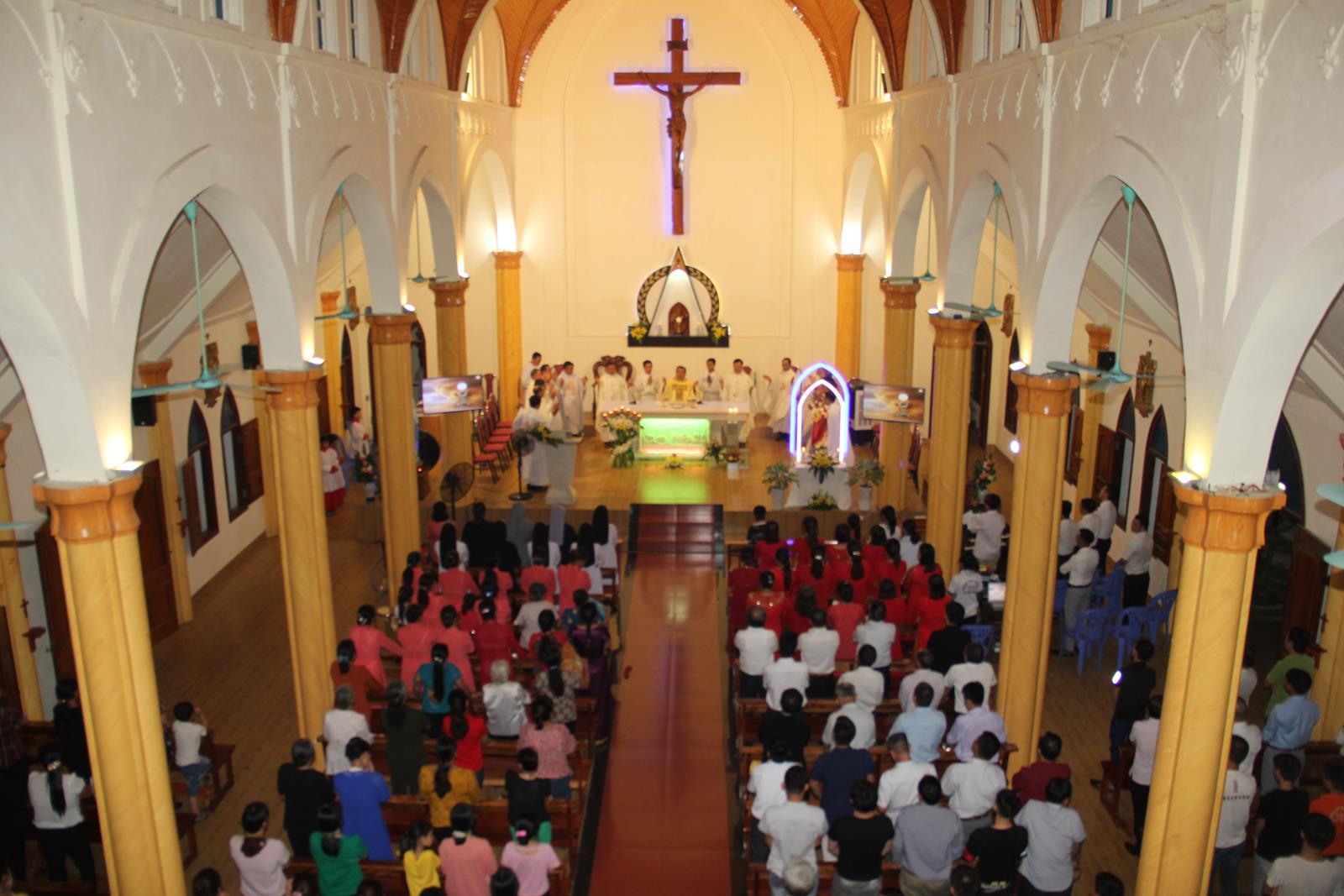 Mừng lễ Thánh Tâm Chúa Giêsu bổn mạng Giáo xứ Thánh Tâm.