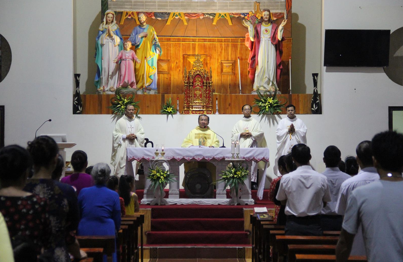 Đức Cha Giuse thăm mục vụ Giáo xứ Tà Lùng