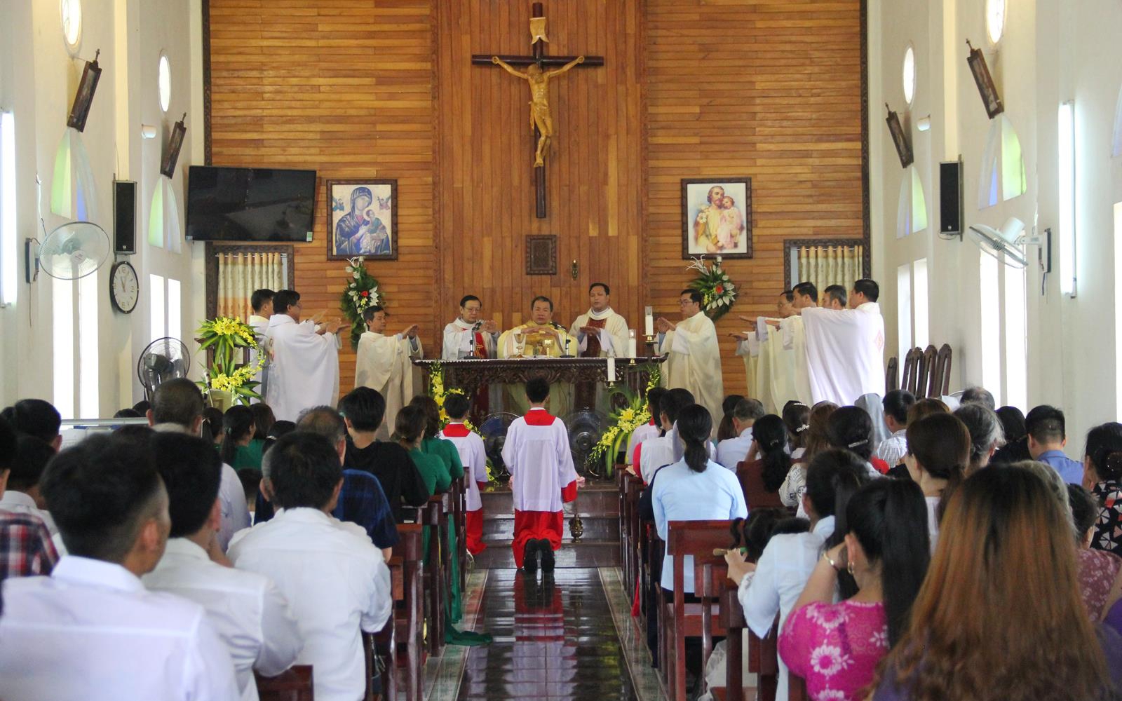 Giáo xứ Cao Bình đón Đức cha Giuse thăm viếng mục vụ