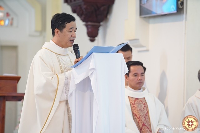 Giáo phận Hưng Hóa: Cha Tổng đại diện Đaminh Hoàng Minh Tiến tri ân Đức cha Gioan Maria và chào đón Đức cha Phêrô trong Thánh lễ tạ ơn